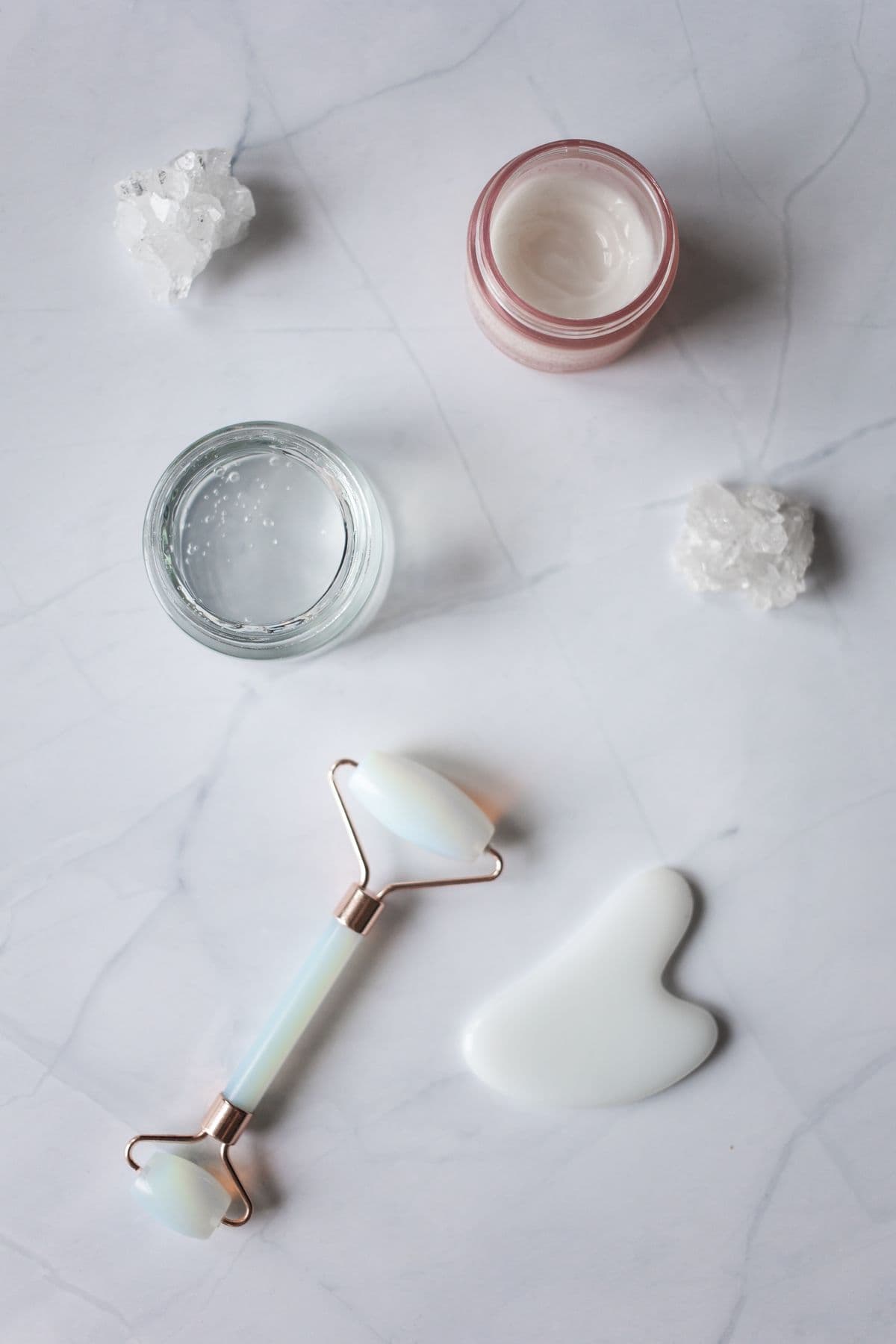 Instrumentos de skincare sobre bancada de mármore