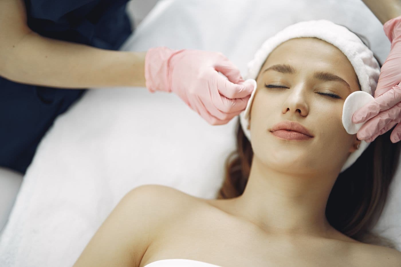 Sessão de cuidado facial em ambiente de clínica