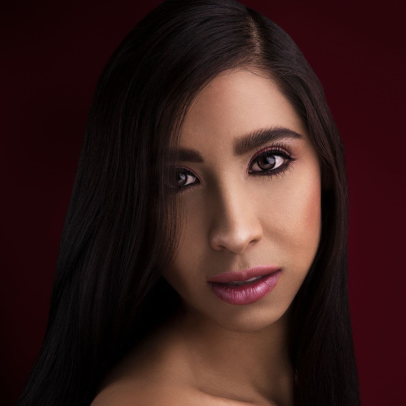 Retrato de mulher com pele iluminada